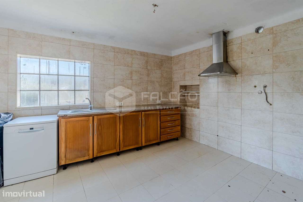 Moradia T3 em Alcobertas com lareira, varanda e potencial de investime-20