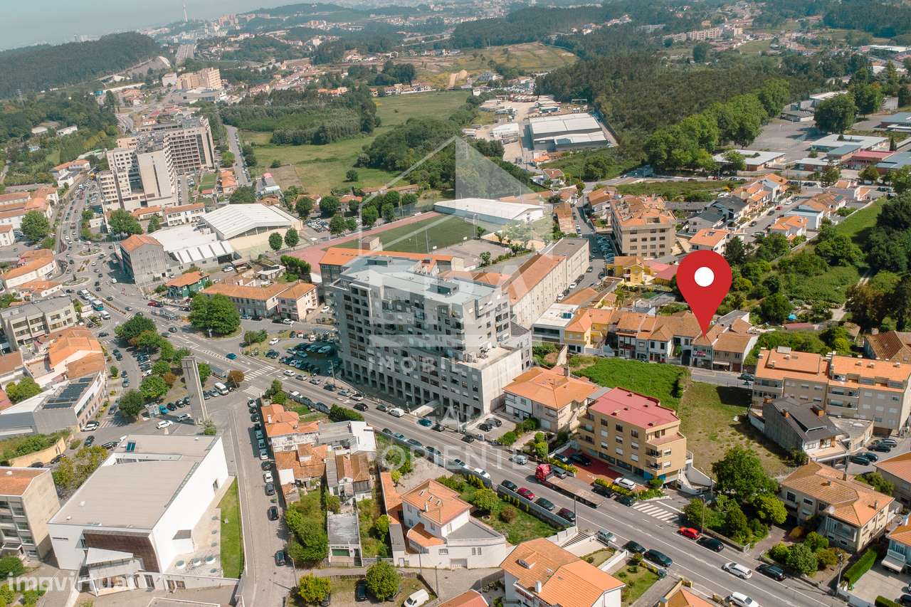 Moradia T5 com comércio no centro dos Carvalhos-22