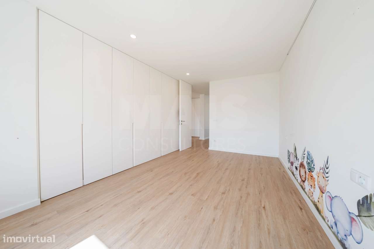Moradia T3+2 Moderna com Vista Mar e Terraço Panorâmico-35