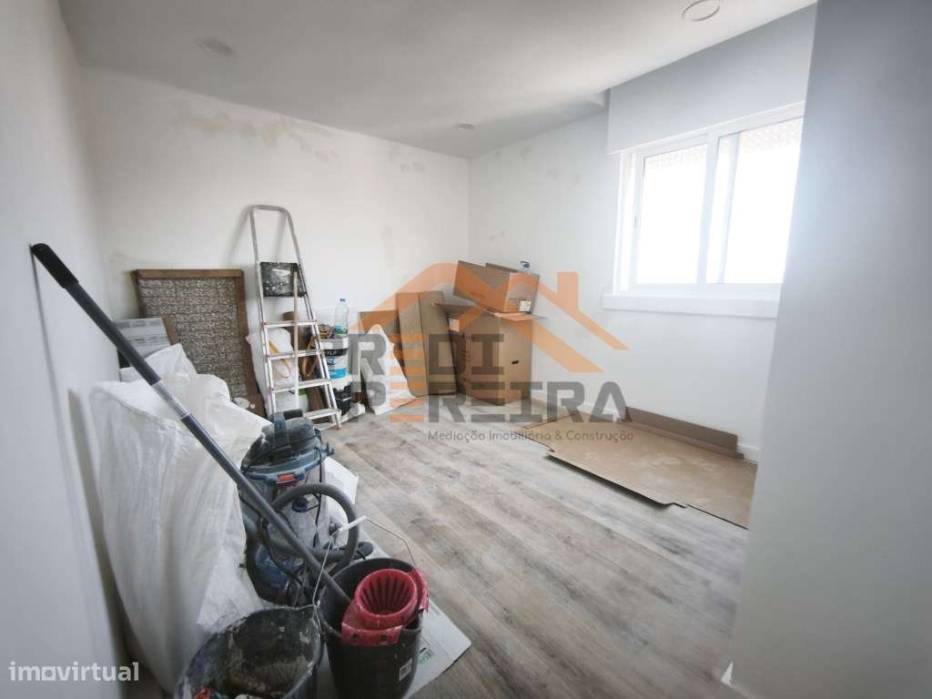 Situado em Santo António dos Cavaleiros, Torres da Bela Vista, T3 t...-12