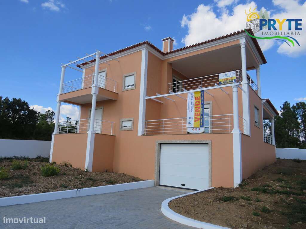 Lote urbano onde se encontra implantada uma Moradia de tipologia T4 - Grande imagem: 4/36