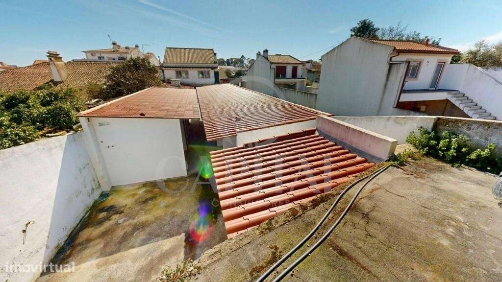 Moradia V5 com Logradouro e 10 Boxes para Cavalos no Centro da Golegã