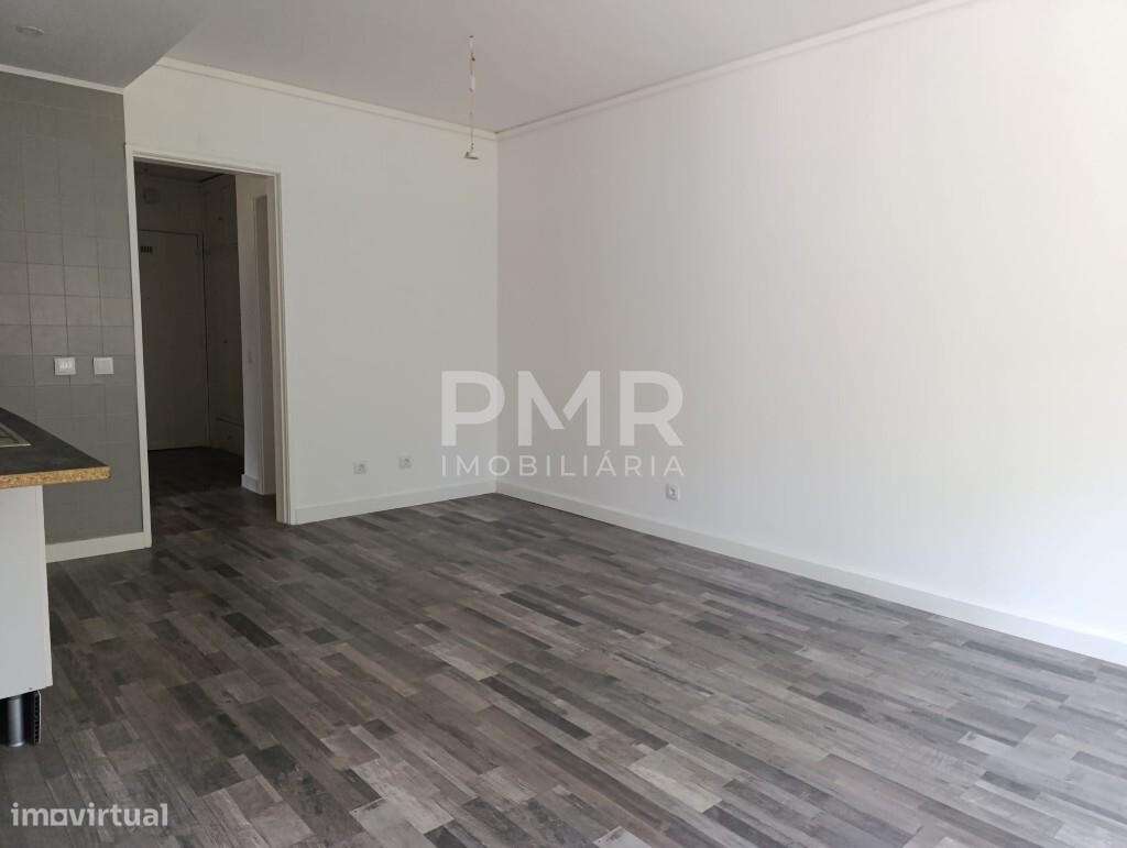 T1+1 em Cascais, bem localizado, com +1 versátil e pronto a habitar. I - Grande imagem: 5/17