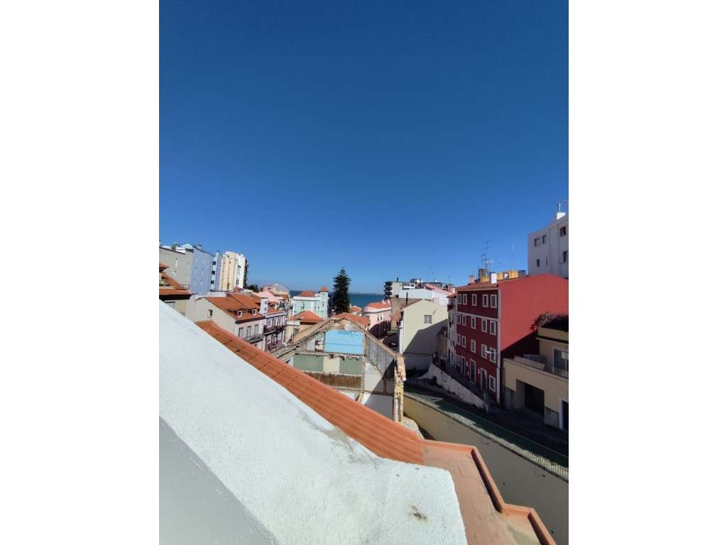 Apartamento T2 Totalmente Remodelado com Vista de Rio em São Vicente-17