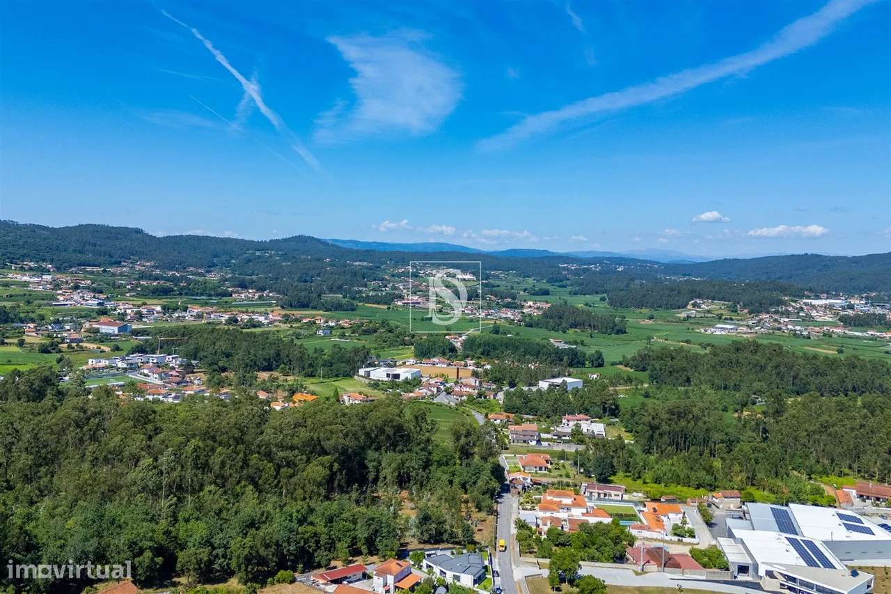 Terreno misto com potencial de construção em Barcelos-12