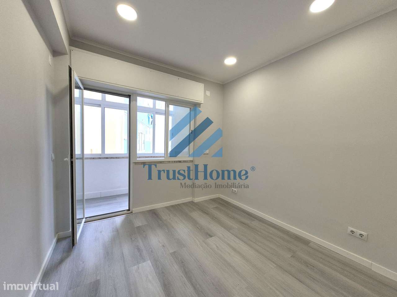 T1  Remodelado em Venteira centro da  Amadora-11