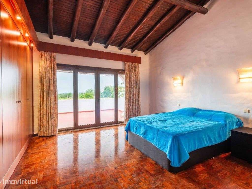 Moradia 5 quartos (V4+1) estilo tradicional com piscina perto do ce...-12