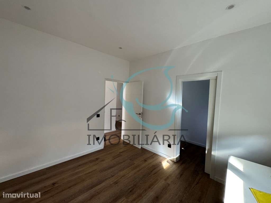 Moradia contemporânea T3 com piscina e vista sobre Almada e Ponte 2...-12