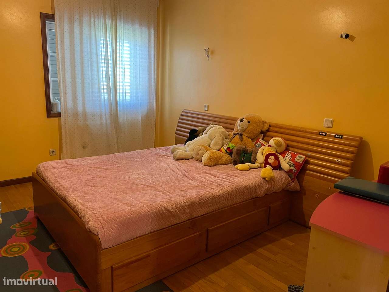 Moradia de 4 frentes com painéis solares, T4, piscina, cave e jardim-18