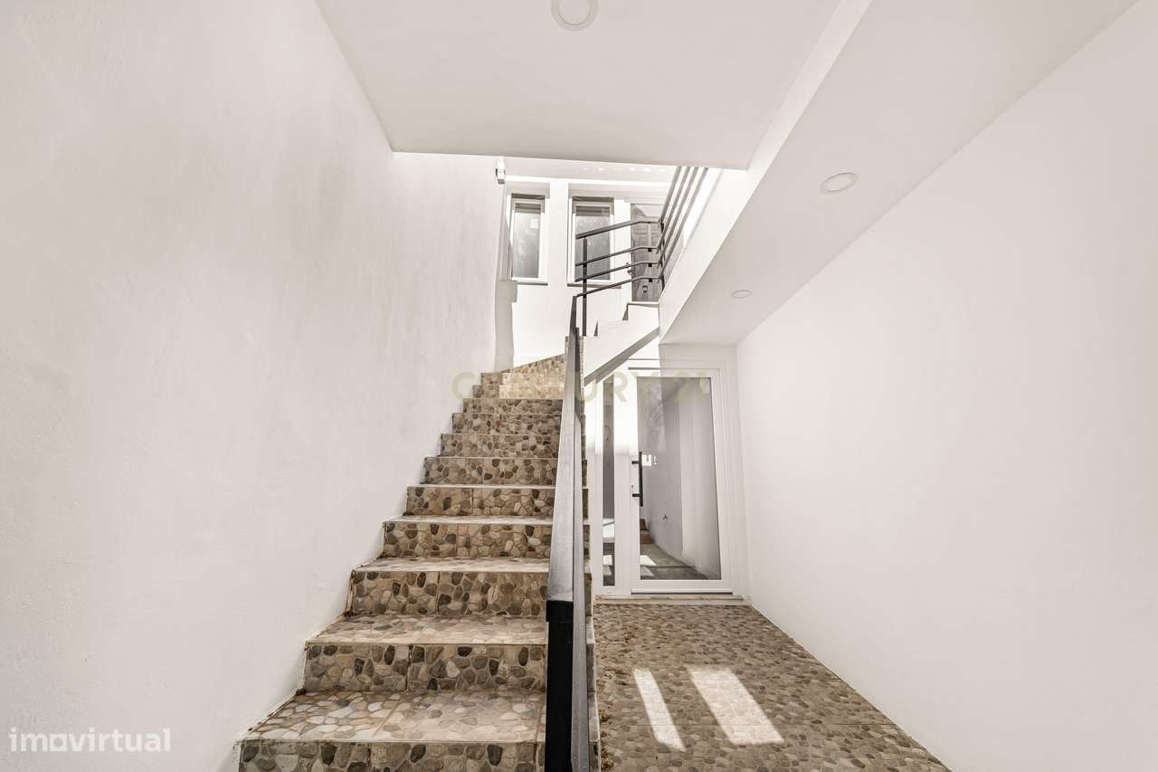 Predio Totalmente Renovado Com 2 Apartamentos T1 E Espaco Exterior No