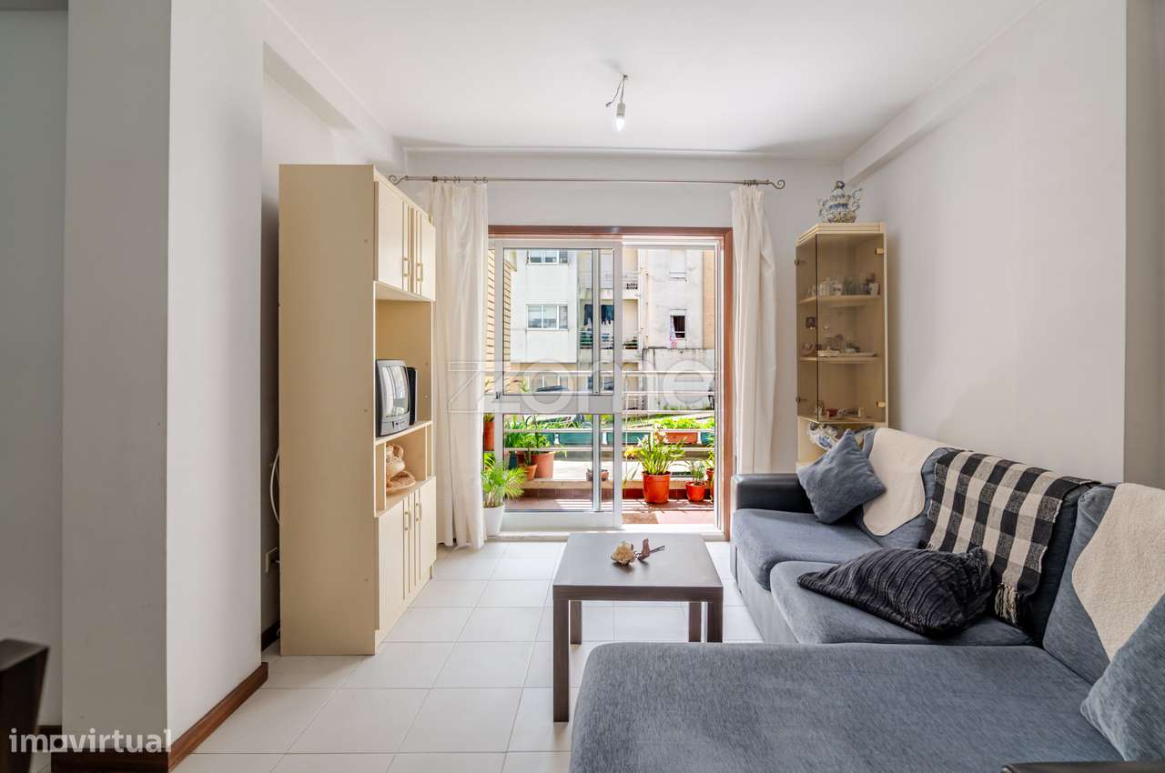 Apartamento T3 com garagem, varanda e arrumos-2