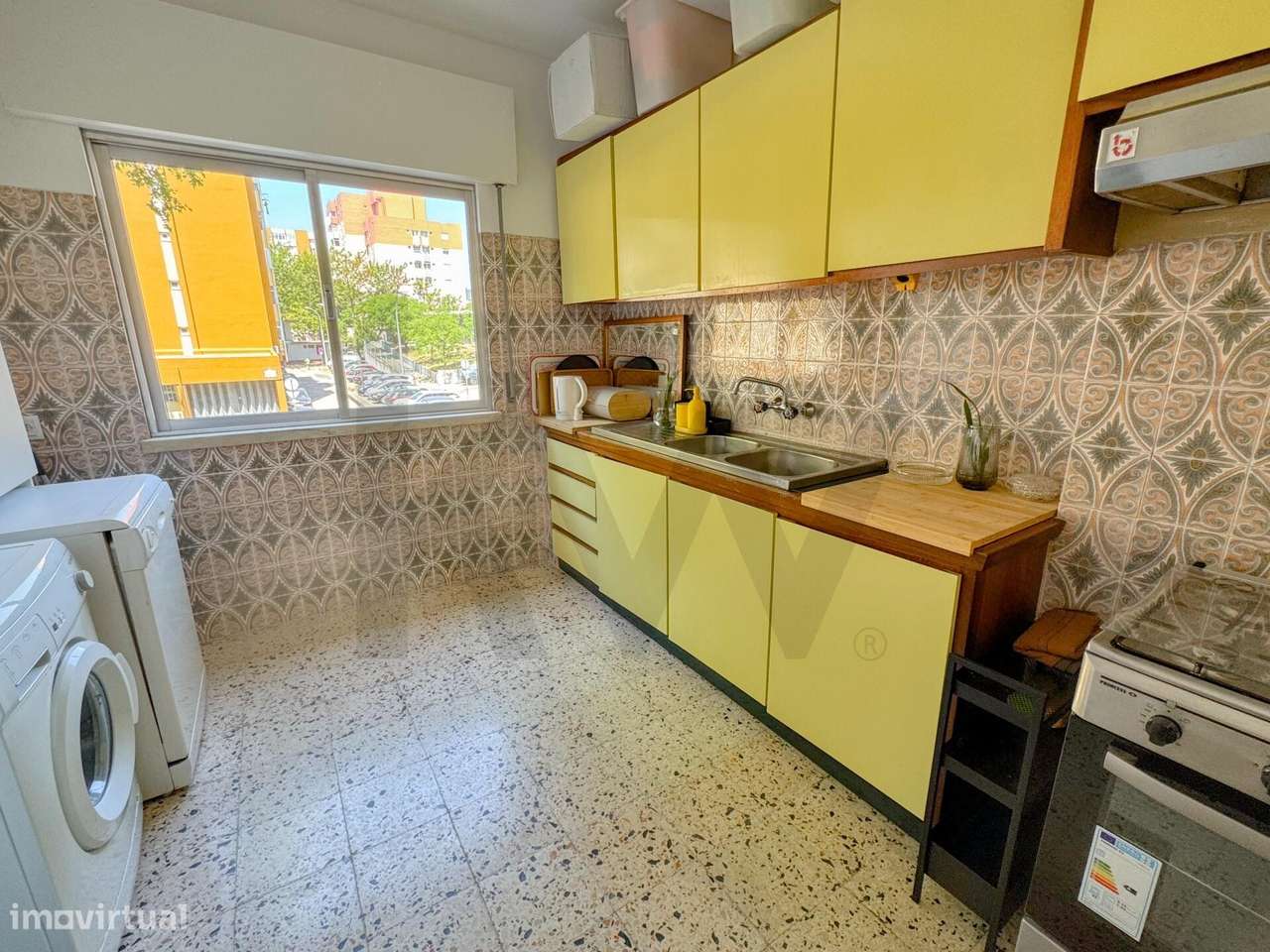 Excelente Oportunidade em Setúbal: T2 Parcialmente Renovado no Centro-8