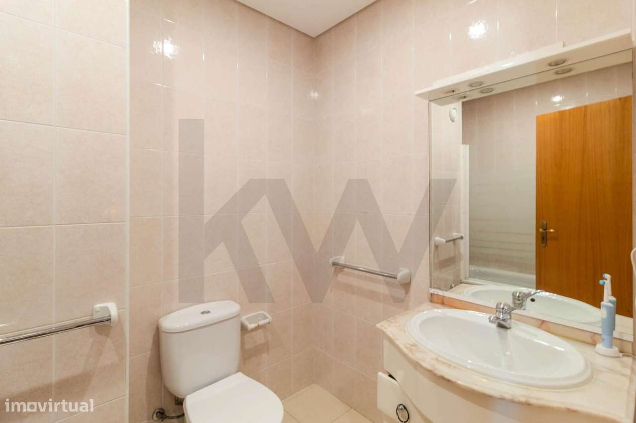 Apartamento T2 ao  centro de Rio Tinto, junto ao Metro, com garagem, e-16