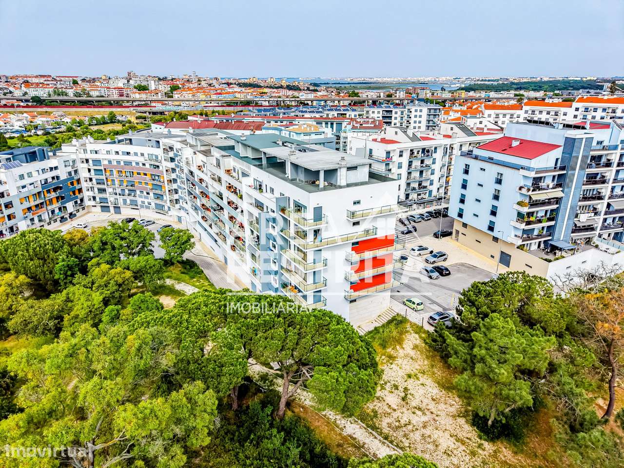 Apartamento T3 com parqueamento e varanda no Parque Luso em Corroios-55