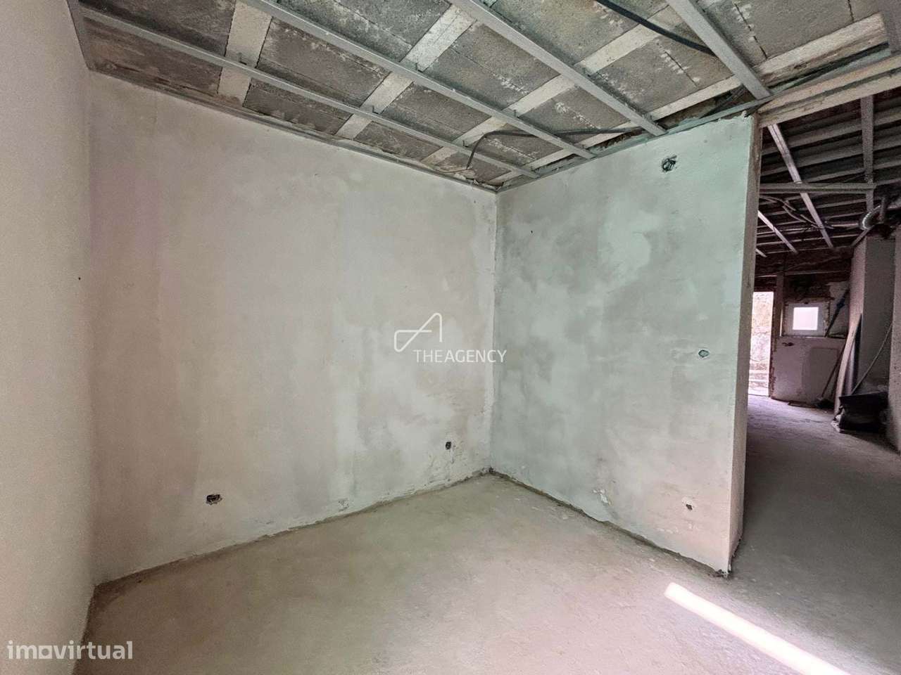 Prédio p/ Investimento em Alhandra  - 2 Estúdios para Restaurar-10