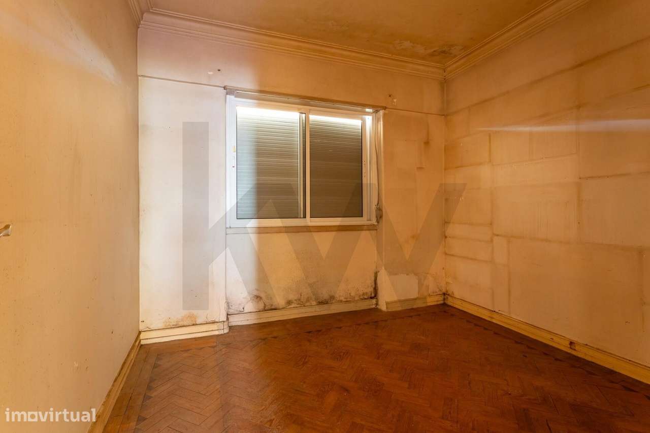 Moradia isolada para (sonhar e) remodelar | 300m2 área | Jardim à volt-9