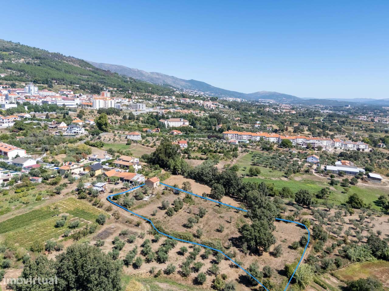 Moradia em pedra isolada com piscina e jardim-11