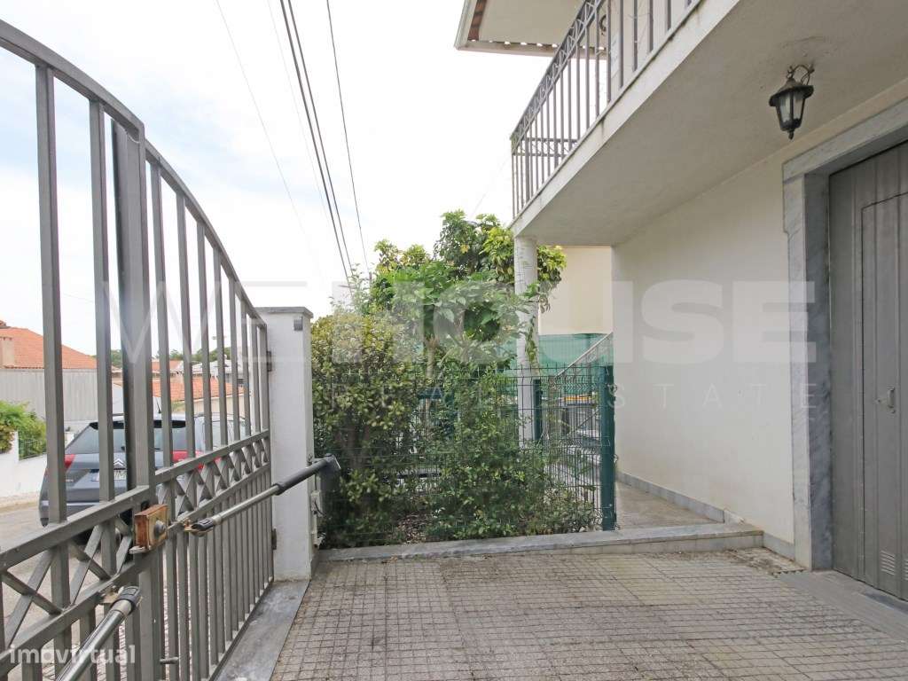 Oásis Urbano: Moradia T3 com Piscina e Potencial para T1 Independente-41