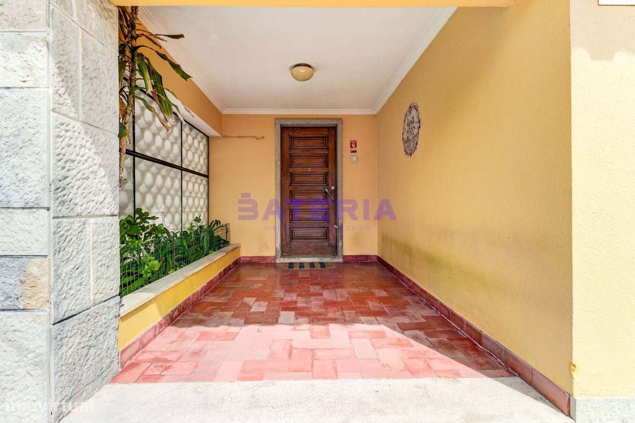 Moradia Independente T5 em Linda-a-Velha-34