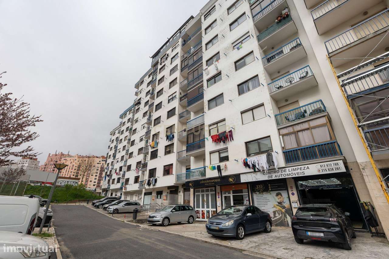 Apartamento de tipologia T2, com box e varandas, localizado em Rio de-32