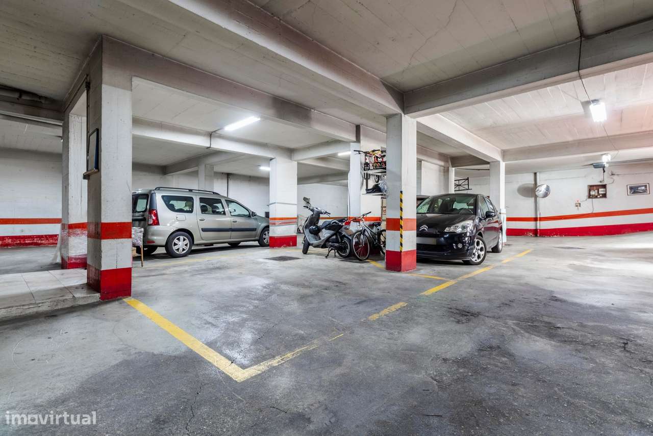 Apartamento T2 c/ 2 Lugares de Estacionamento e Terraço c/ 30m2 em Mem-41