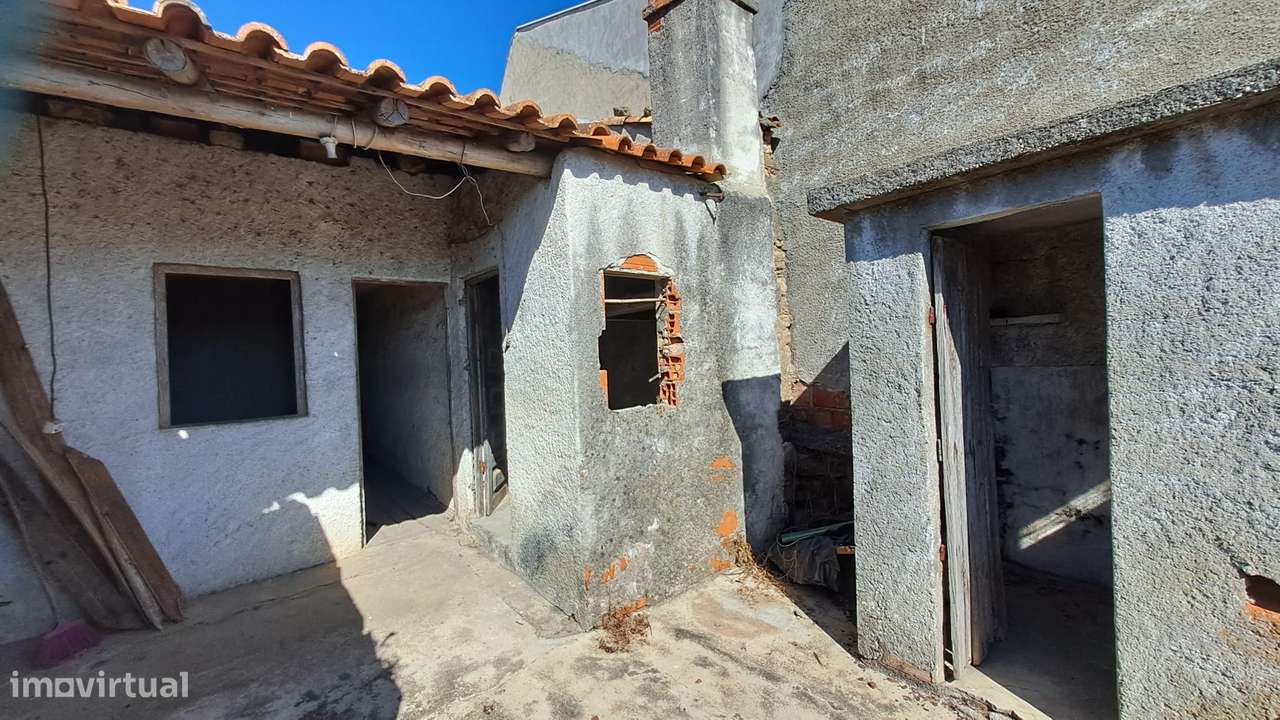 Moradia T2 para Reconstrução no Centro de Almalaguês-17