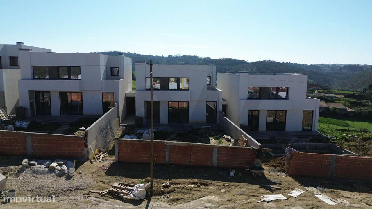Moradia T4 em condomínio exclusivo em Mafra — privacidade, design e lo-7