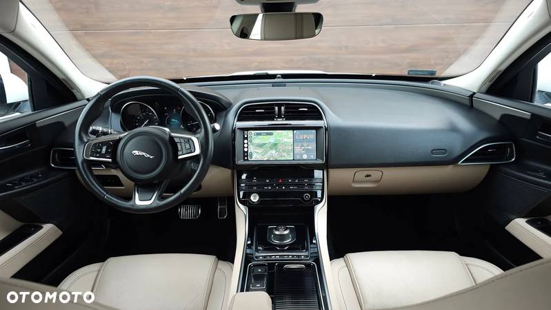 Jaguar XE 2.0 D Prestige - 22