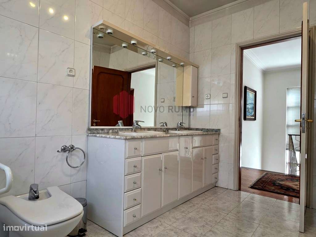 Moradia T6 de 4 frentes em Nogueira da Maia Excelente estado, áreas...-26