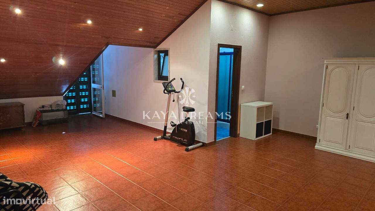 PRÉDIO COMPOSTO POR 4 PISOS EM EXCELENTE ESTADO, CAMARATE, LOURES-16