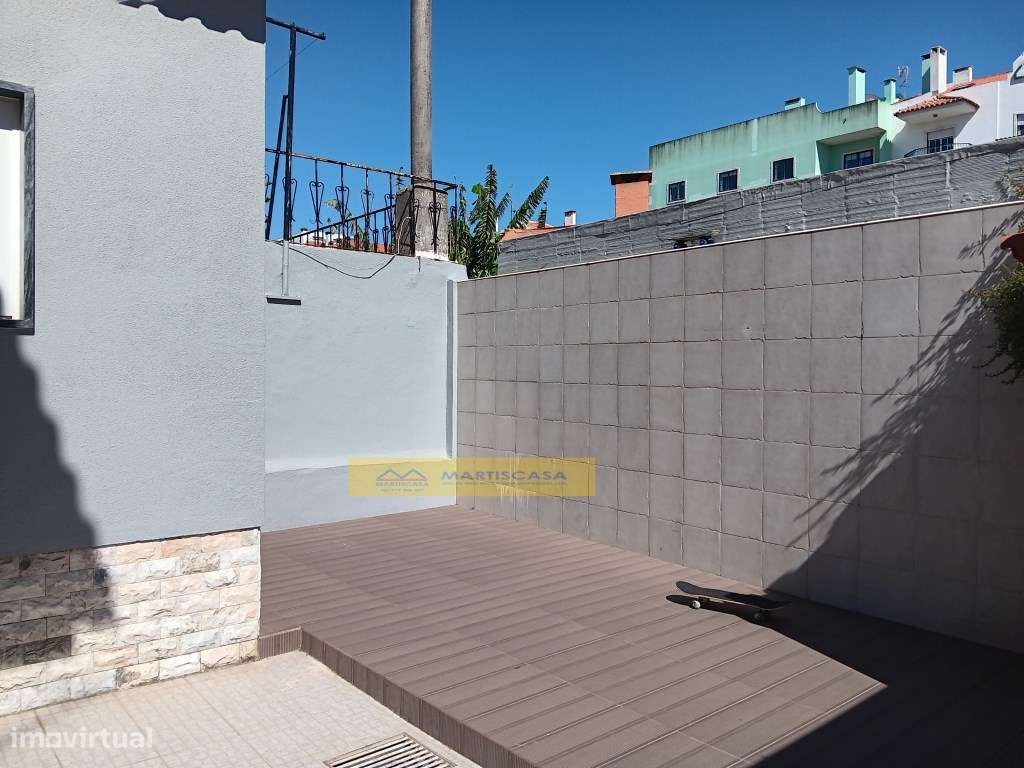 Moradia T4 totalmente remodelada, garagem, sotão e espaço exterior,...-18