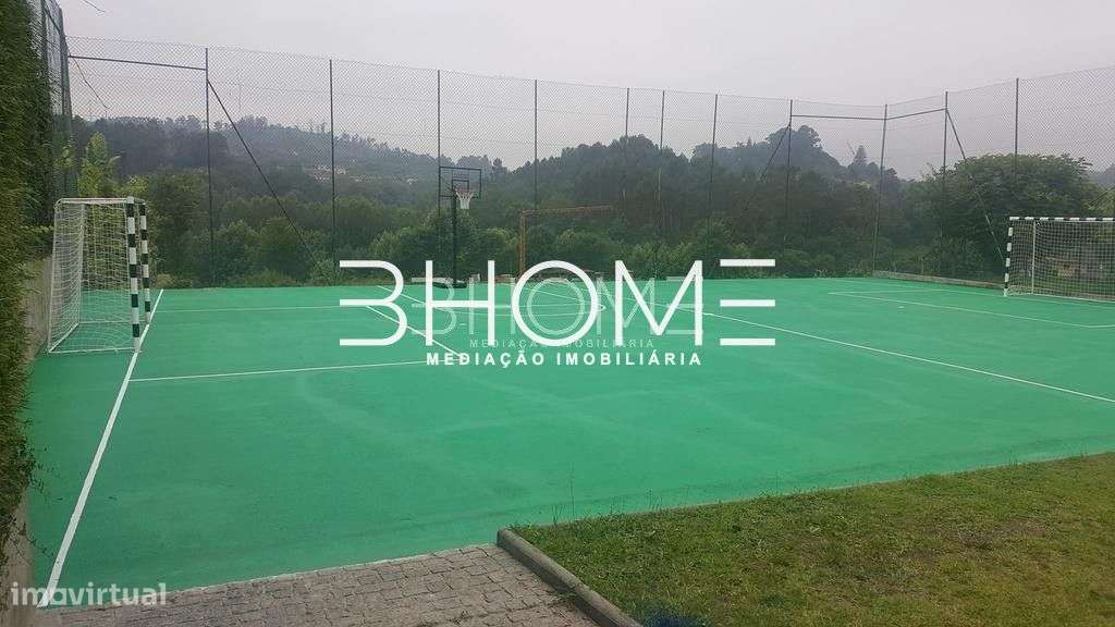 Propriedade com Casa em Pedra, T6, com piscina e campo de jogos-24