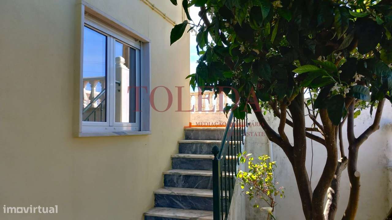 Moradia Bifamiliar com 2 T3 em Vialonga-28