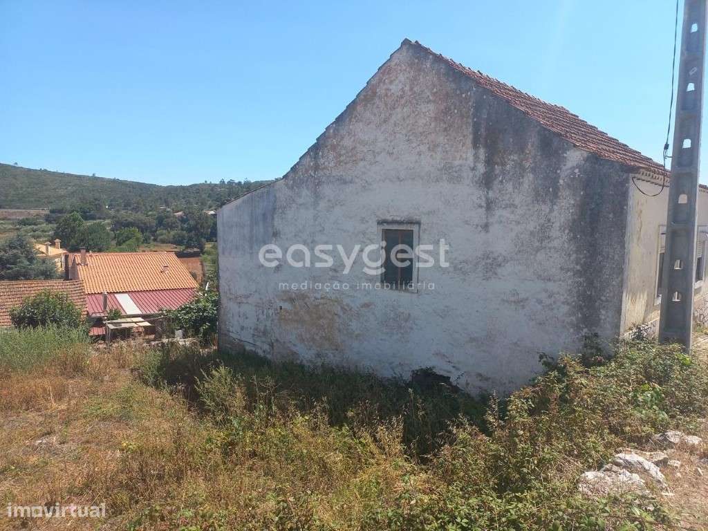 Moradia para remodelar, com logradouro a 10 min. de Fátima - Grande imagem: 4/15