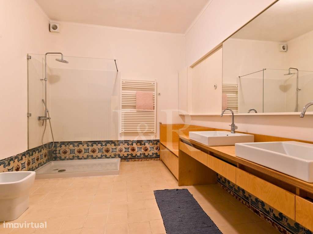 Apartamento T3 renovado no centro histórico de Lisboa-19