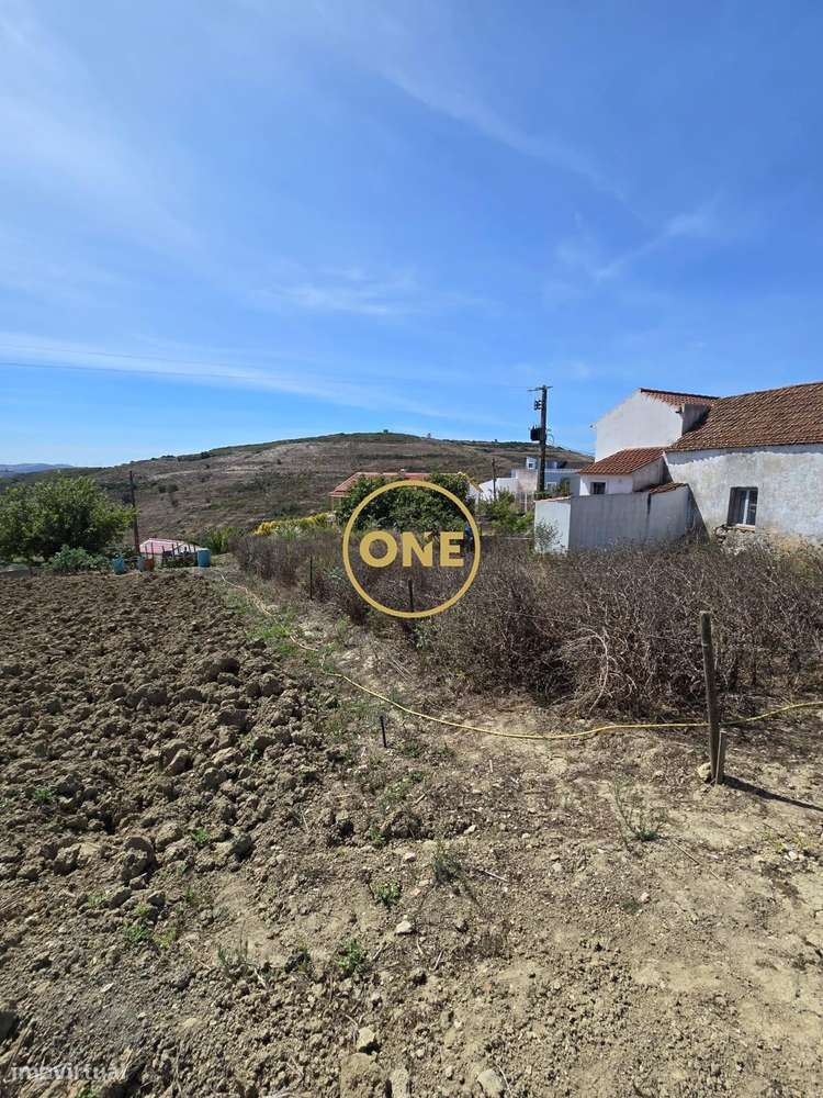 Moradia Exclusiva para reconstrução, com Projeto Aprovado e Licença a-3