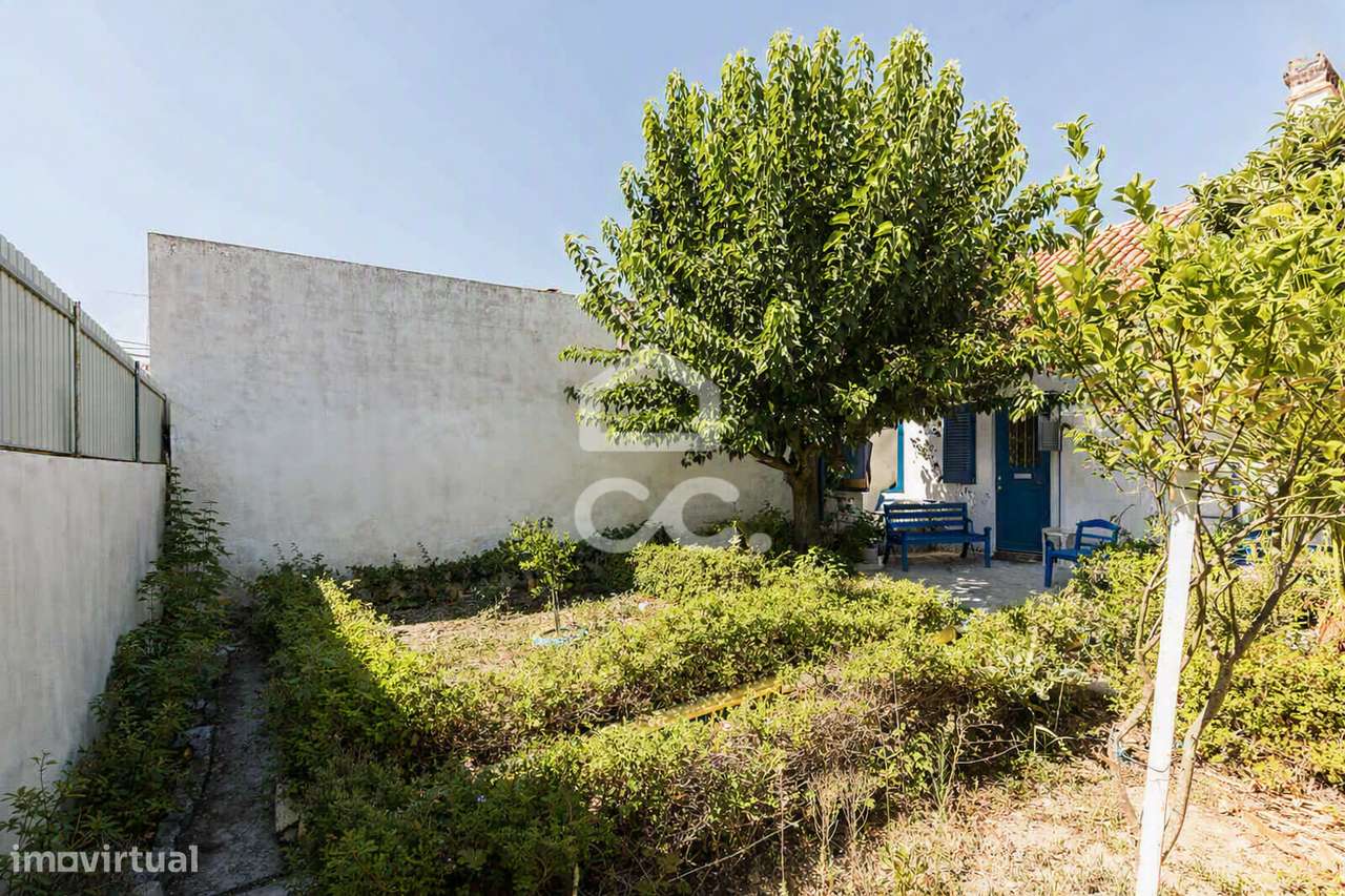 Moradia T3 c/ Quintal, Terraço e Aproveitamento de Sótão nos Canaviais-19