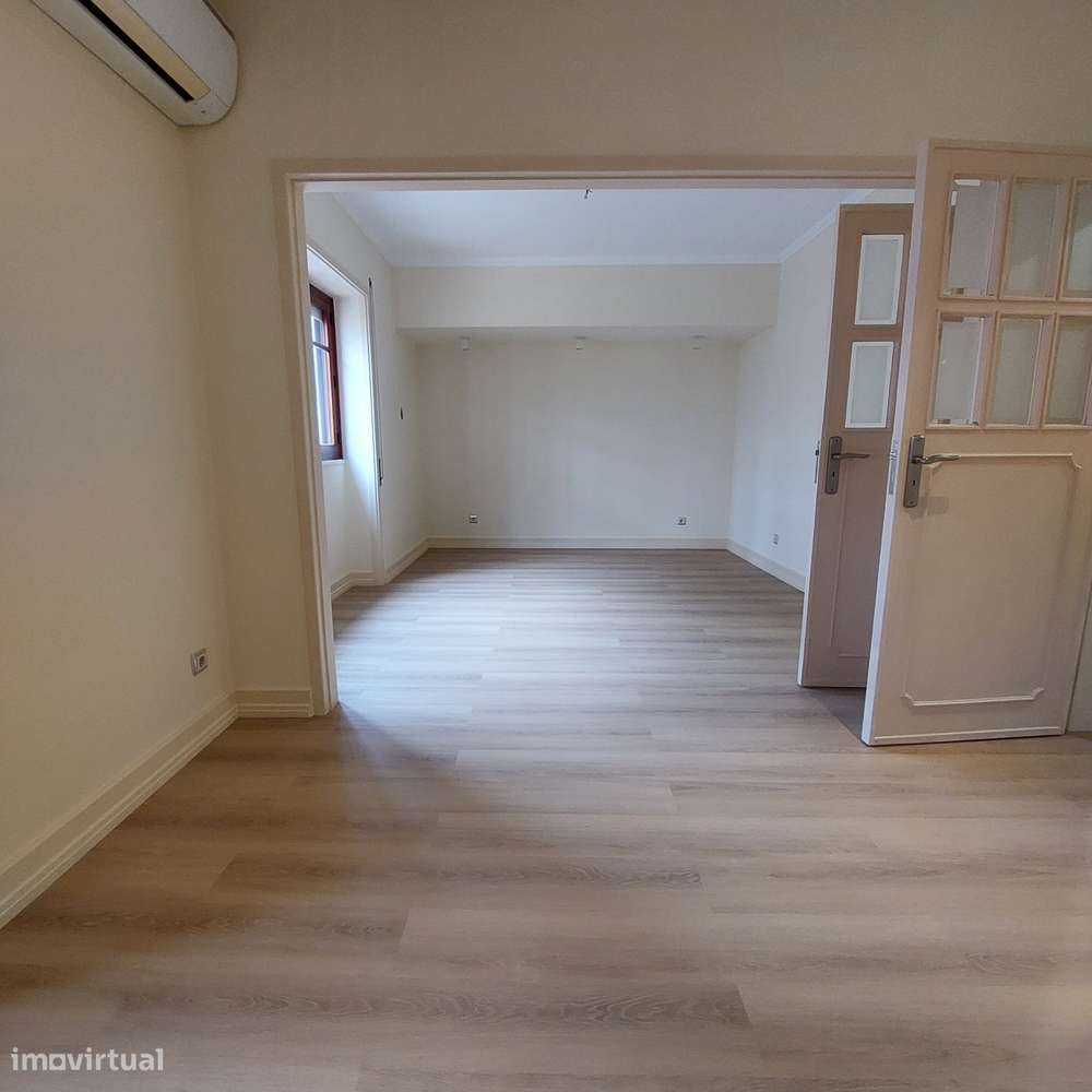 Apartamento T4 com 3 casas de banho e garagem-12