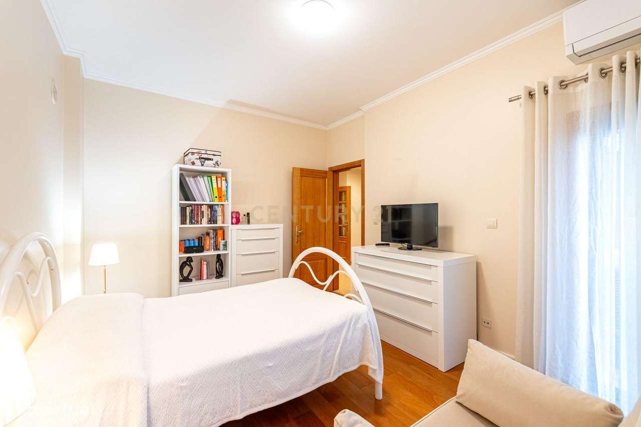 T3 com duas varandas na Rua Pulido Valente Colinas do Cruzeiro-31