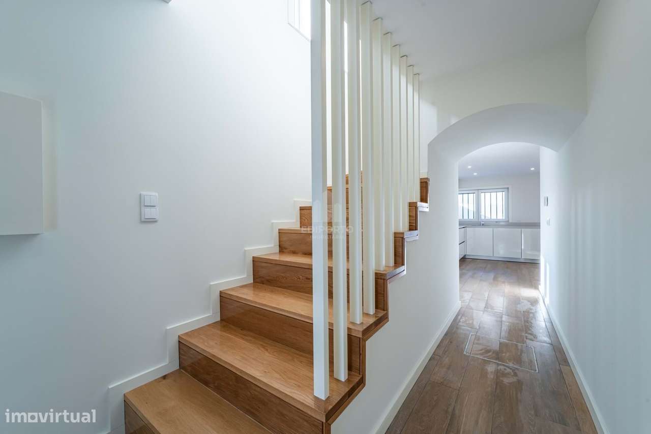 Andar De Moradia T3 Em Campanha Com 2 Terracos Privativos Box Fec