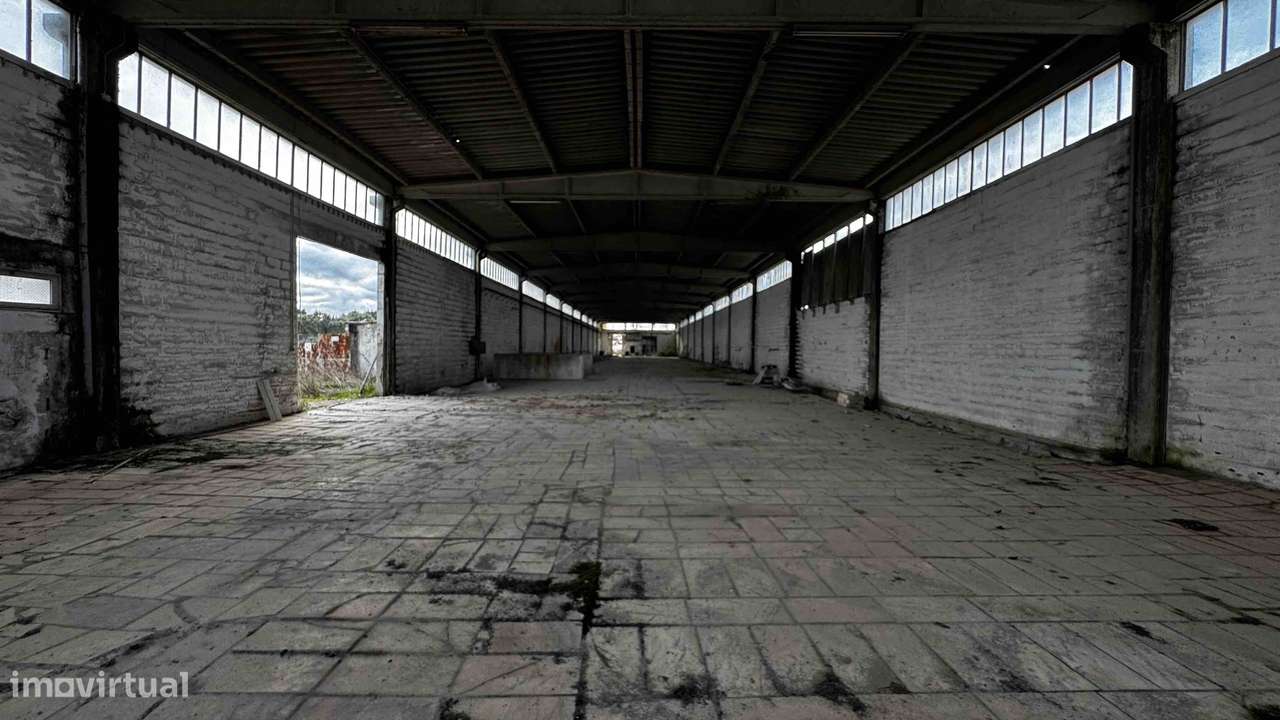 Armazém Industrial em Vila Viçosa com 1827m2 e 2 edifícios de serviços - Grande imagem: 3/42