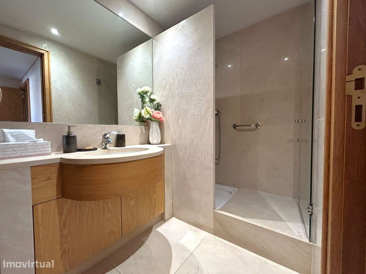 Apartamento T3 com Varanda junto à Praça do Império – Foz do Douro-24