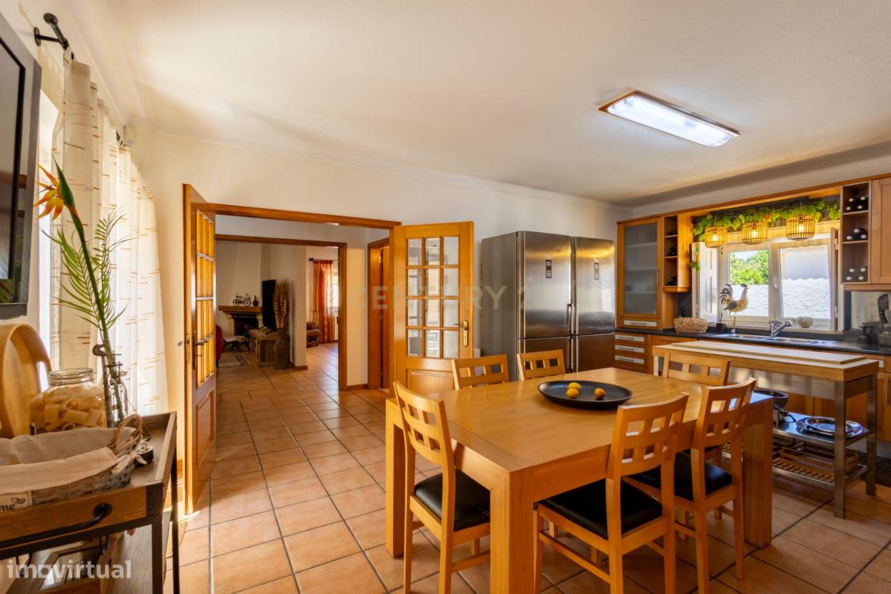 Moradia T5 Térrea com Piscina, Garagem e Lote de 2000 m² – Venda do Al-10