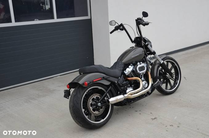 Harley-Davidson Softail Breakout - 28