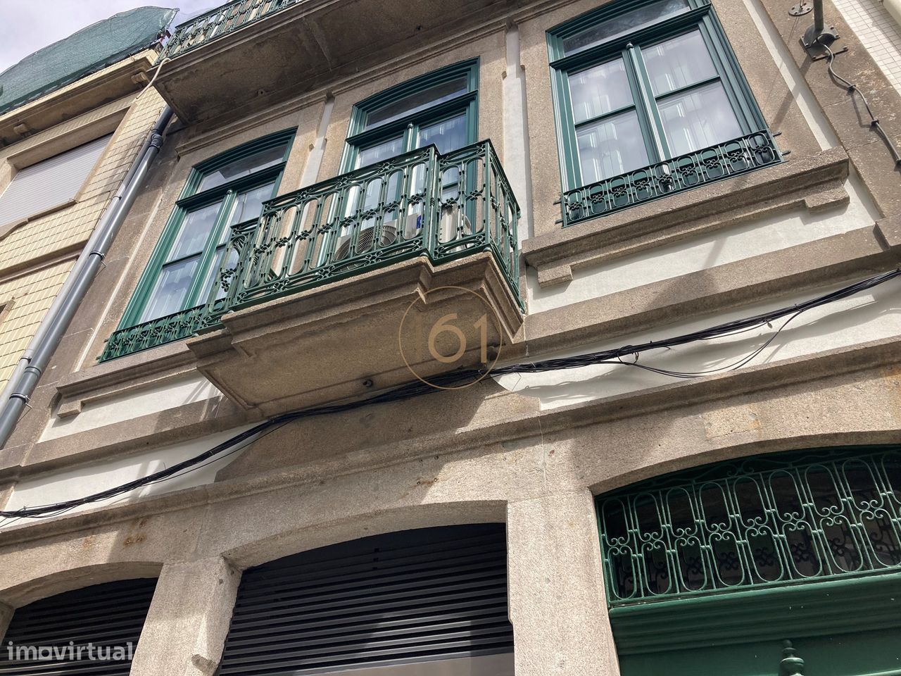 Apartamento T0 situado na baixa do Porto, com varanda