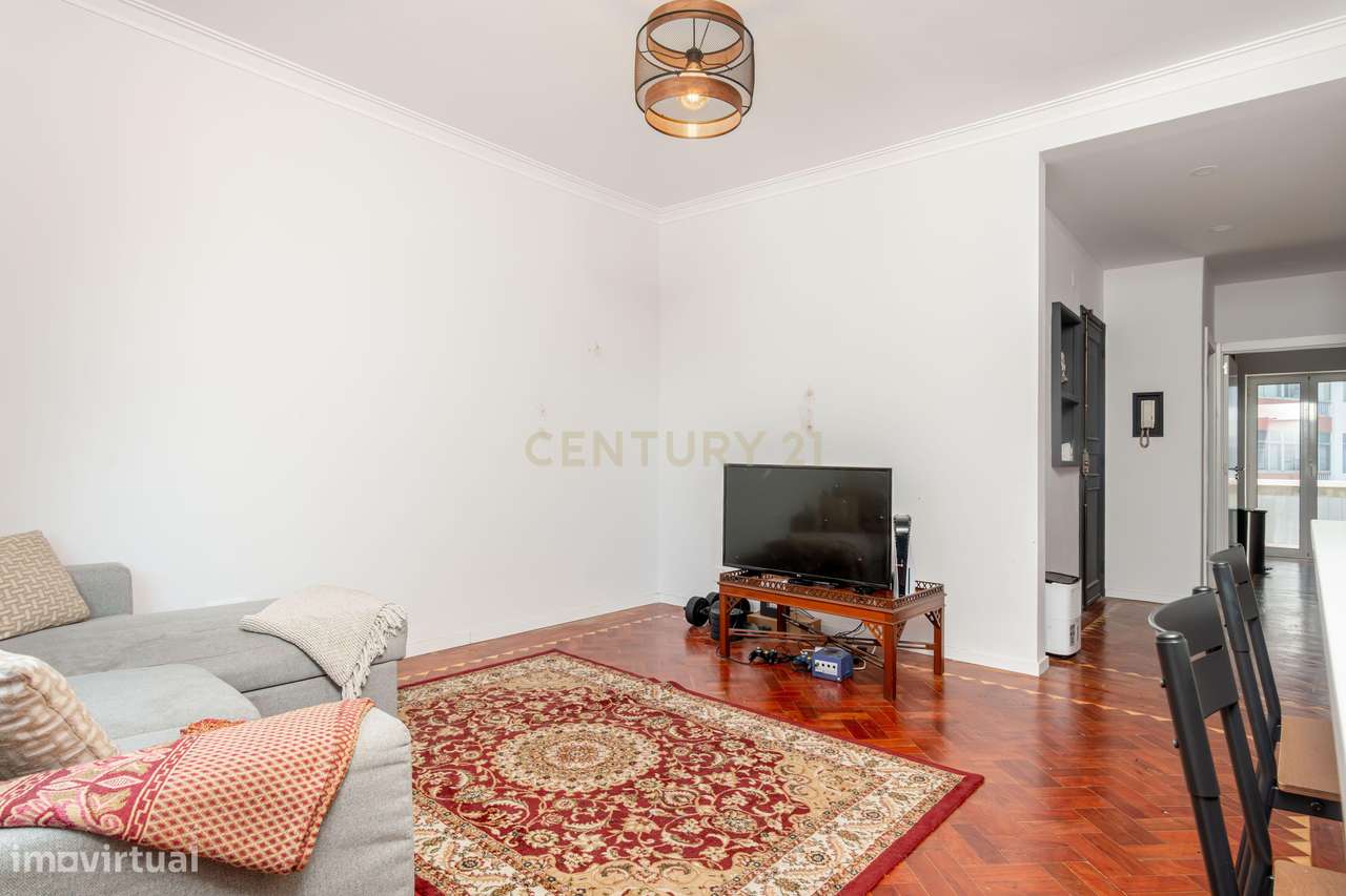 Apartamento T2 com 2 WC's e Varanda Ampla – Totalmente Renovado – Bura-22