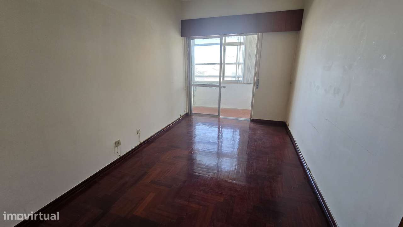 T4 com Vista de Sonho, 122 m² de Potencial Raro no Coração de Almada - Grande imagem: 4/10