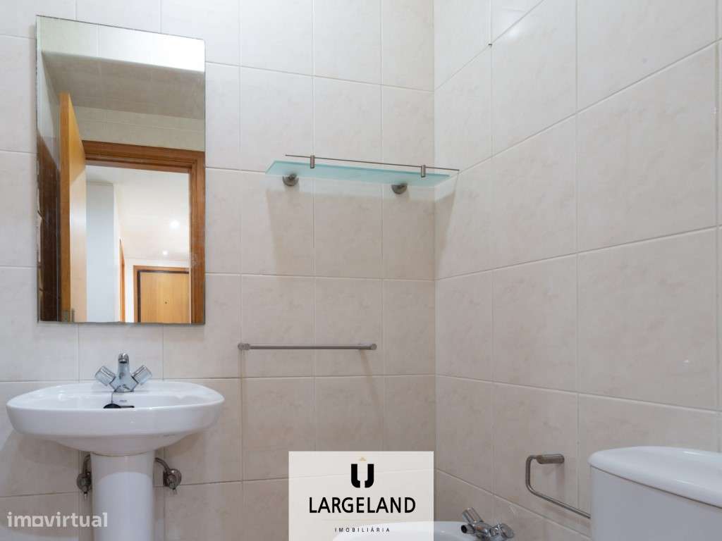 Apartamento T2 com Terraço no Centro de Santa Maria de Lamas-15