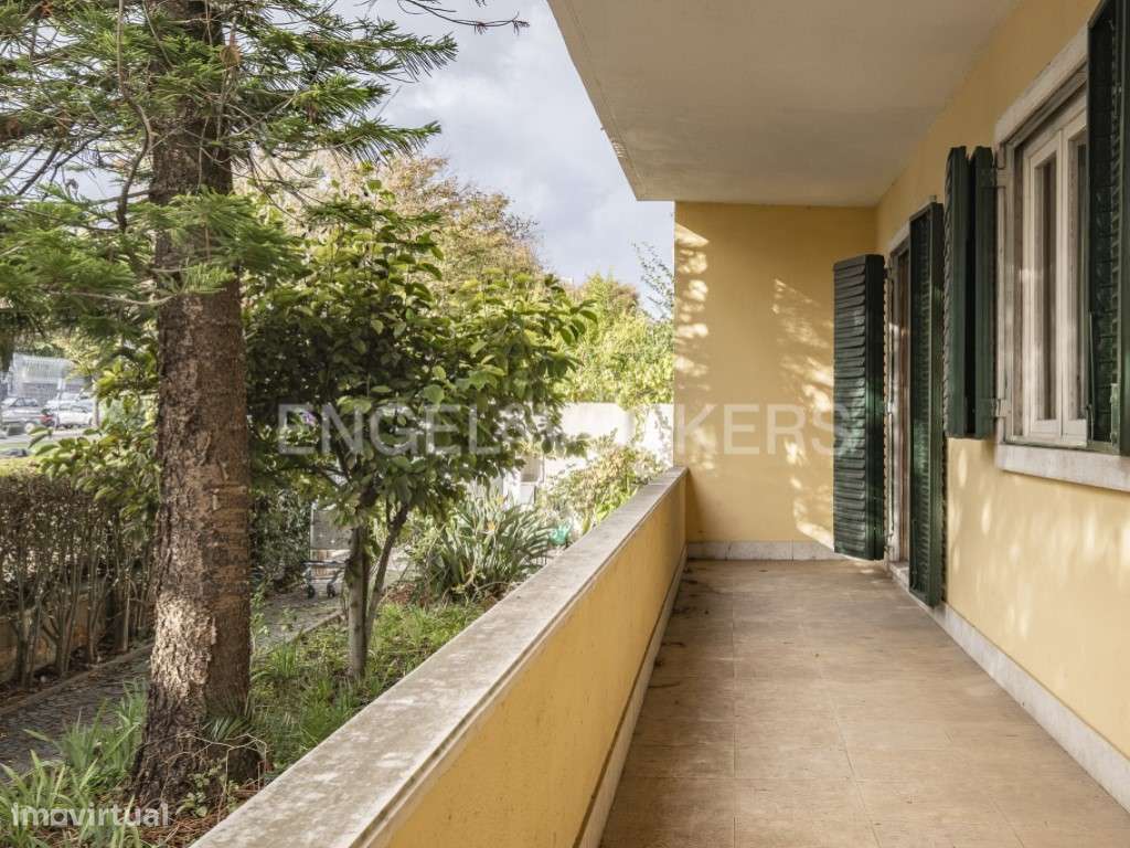 Moradia Isolada com Terreno de 1.300 m² em Alvalade-17
