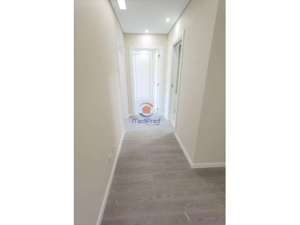 Apartamento T2, em condomínio privado, com BOX | Loures-11